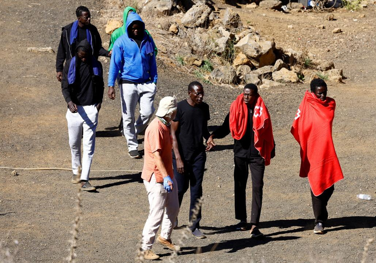 Un grupo de migrantes en el centro de acogida de El Hierro