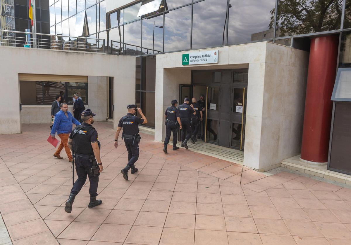 La entrada de los juzgados de La Caleta de Granada