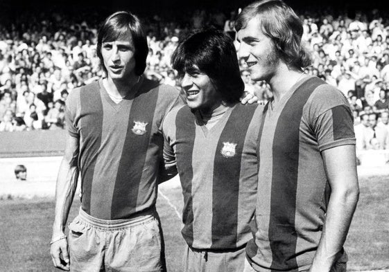 Hugo Sotil, en el centro, junto a los holandeses Johan Cruyff (i) y Johan Neeskens.