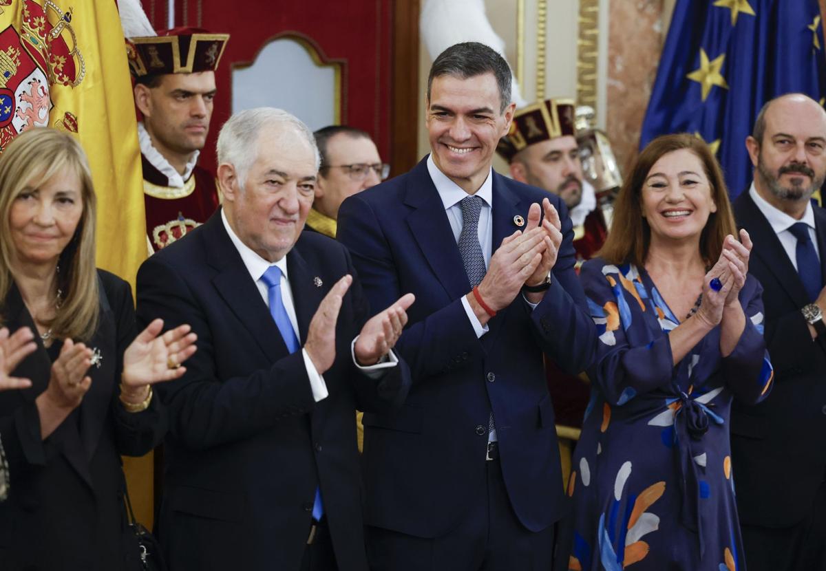 El jefe del Gobierno, Pedro Sánchez; el presidente del Constitucional Cándido Conde-Pumpido; el presidente del Senado Pedro Rollán y la presidenta del Congreso, Francina Armengol en un acto en el Congreso de los Diputados