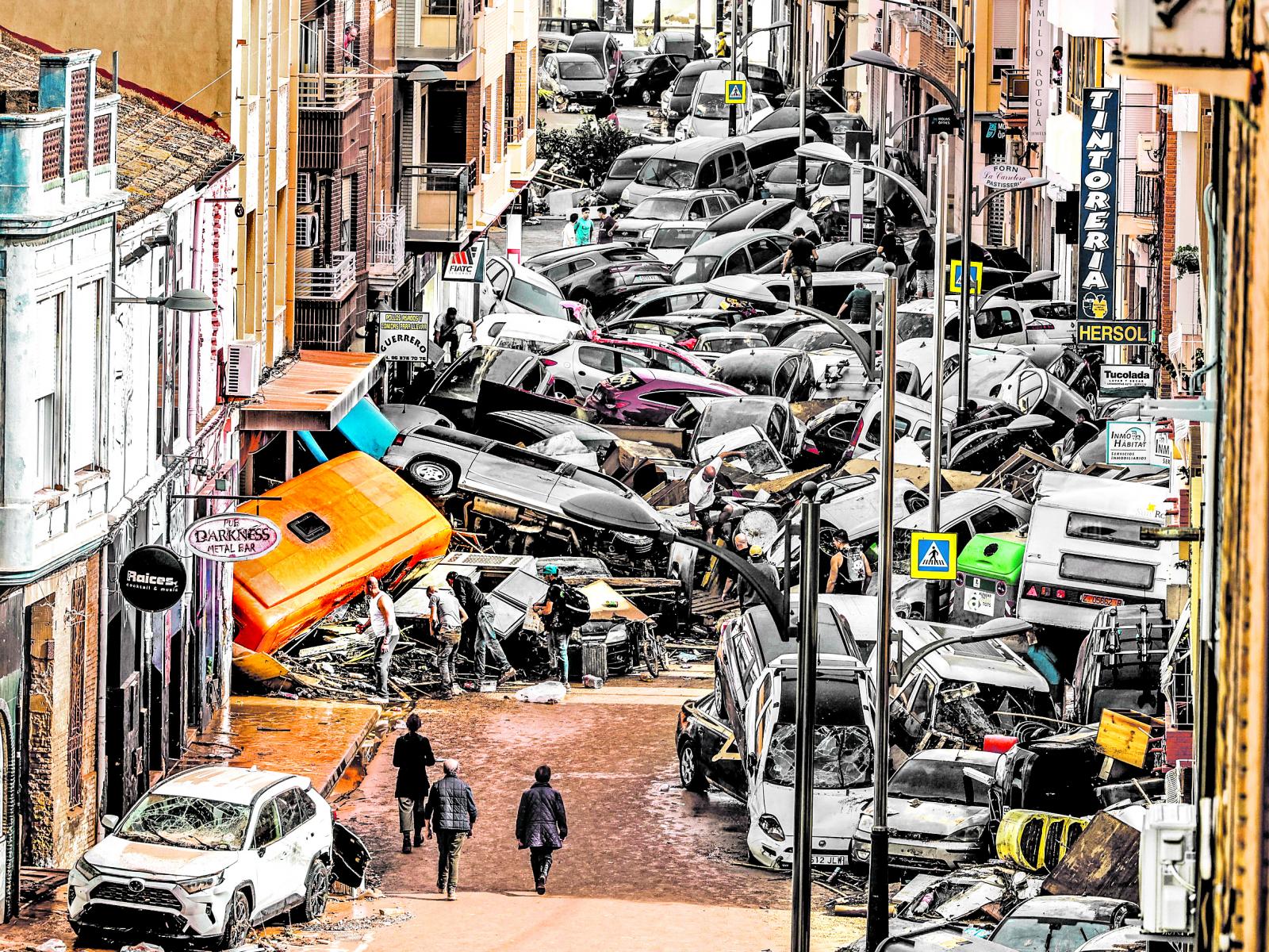 Coches amontonados en Picaña (Valencia).