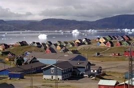 Icebergs gigantes flotan en el fiordo de Narsaq, al sur de Groenlandia.