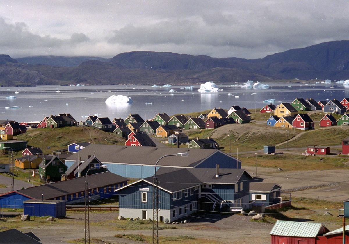 Icebergs gigantes flotan en el fiordo de Narsaq, al sur de Groenlandia.