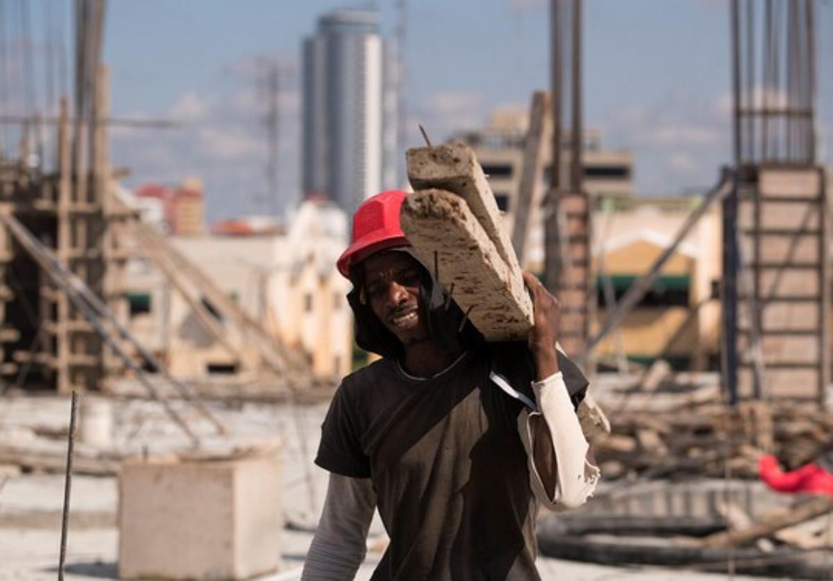 Un inmigrante, trabajando en la construcción.