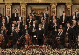 Riccardo Muti saluda al público en el Concierto de Año Nuevo de Viena.
