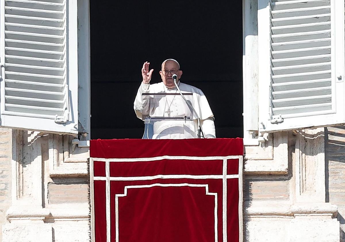 El Papa saluda a la multitud congregada en la Plaza de San Pedro.