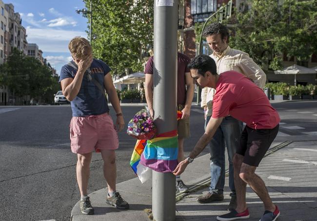 Un homenaje improvisado en la calle por las víctimas del club Pulse en Orlando.