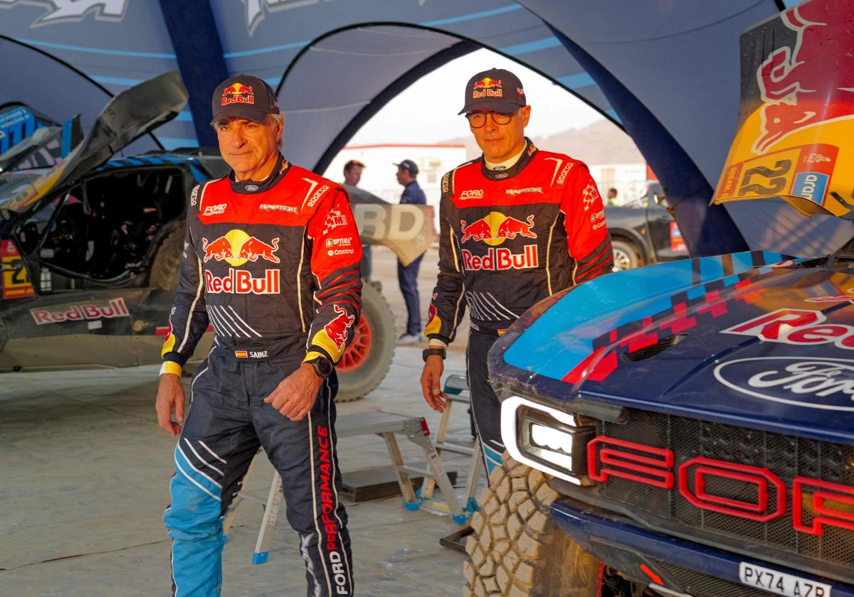 Carlos Sainz y su copiloto, Lucas Cruz, tras una sesión de prácticas para el Dakar 2025.