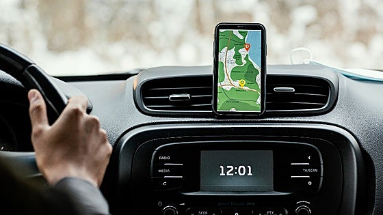 Los mejores soportes de móvil para el coche para viajar seguro