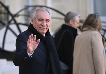 El Gobierno de Bayrou inicia su andadura bajo la amenaza de la inestabilidad y el debate presupuestario