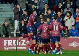 Los jugadores del Pontevedra celebran uno de sus tres goles al Mallorca.