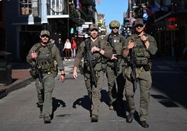 Agentes federales patrullan por Bourbon, la céntrica calle de Nueva Orleans donde se produjo el atropello múltiple.