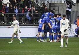 Los jugadores del Ourense celebran su tercer gol ante el Valladolid.