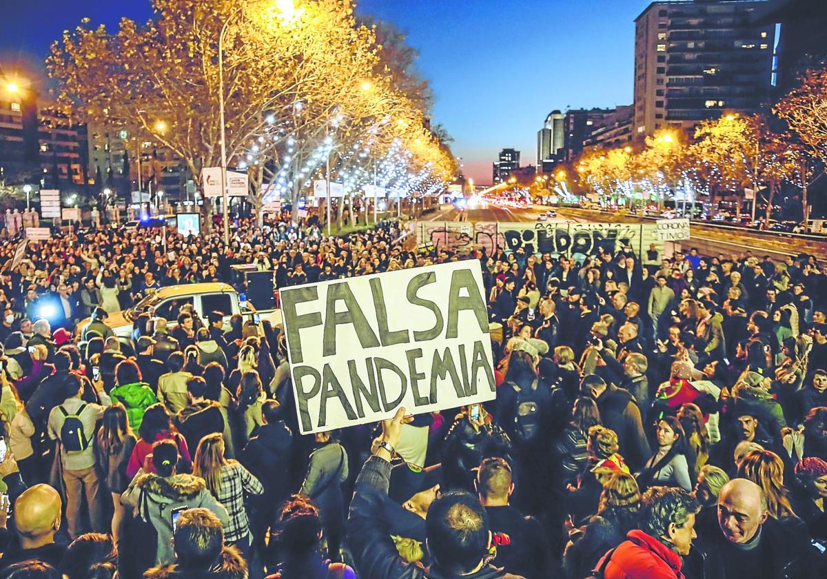 Miles de personas se echaron a la calle en Madrid para negar la pandemia del coronavirus.