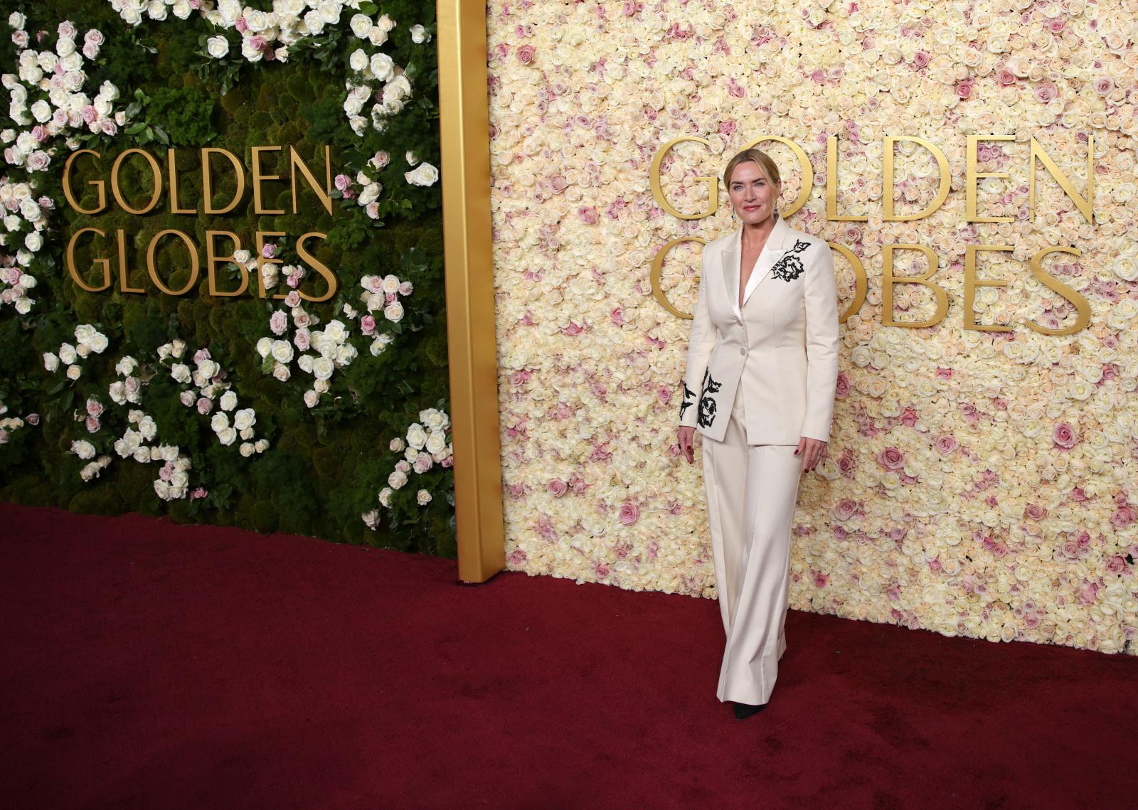 Kate Winslet lució un traje sastre blanco con bordados en negro de Erdem.