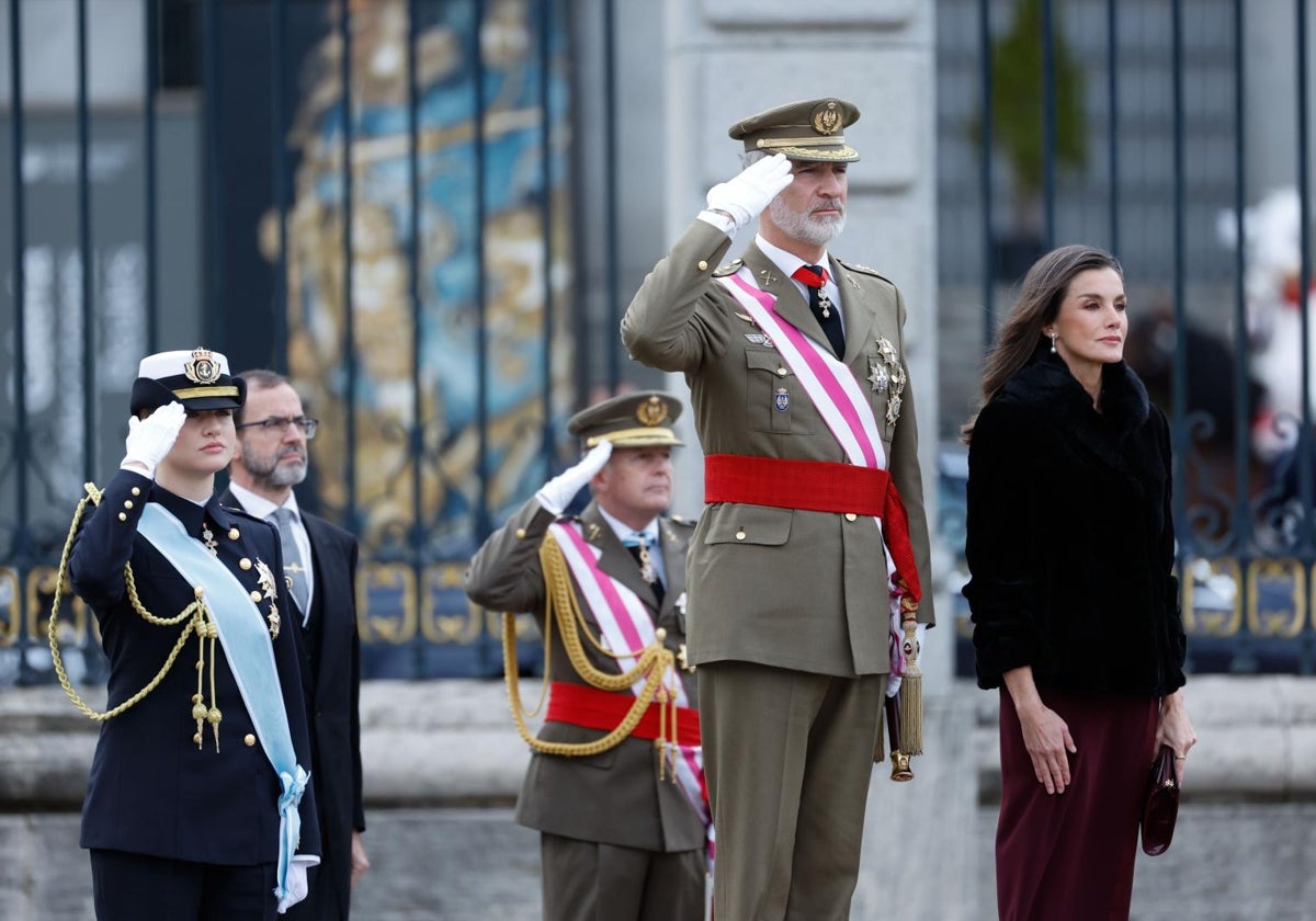 Los Reyes Felipe VI y Letizia, junto a la Princesa de Asturias, escuchan el himno nacional durante el acto castrense de la Pascua Militar.