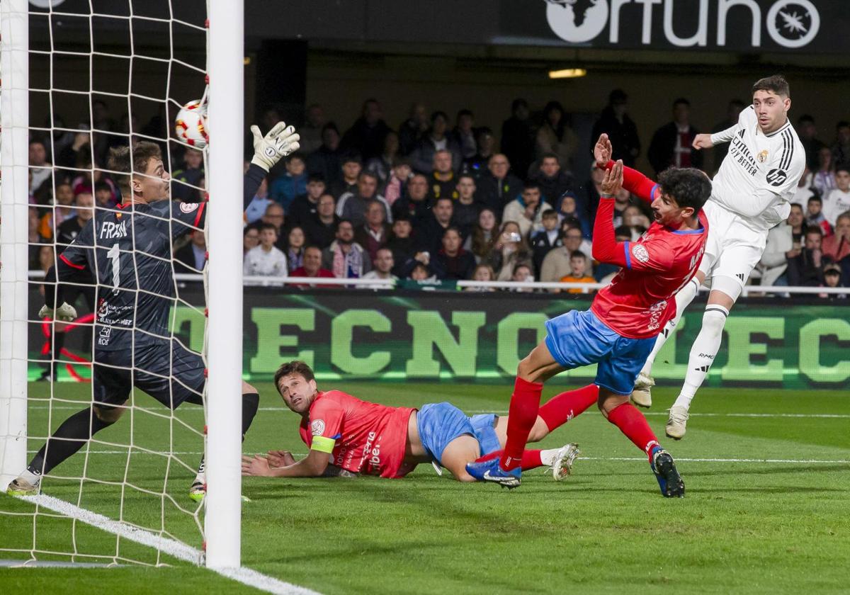 Valverde marca el primero de los cinco goles del Real Madrid a la Deportiva Minera.