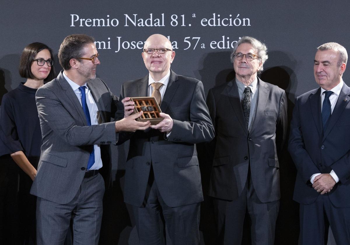 El escritor Jorge Fernández Díaz, este lunes recogiendo el Premio Nadal por su novela 'El secreto de Marcial'.