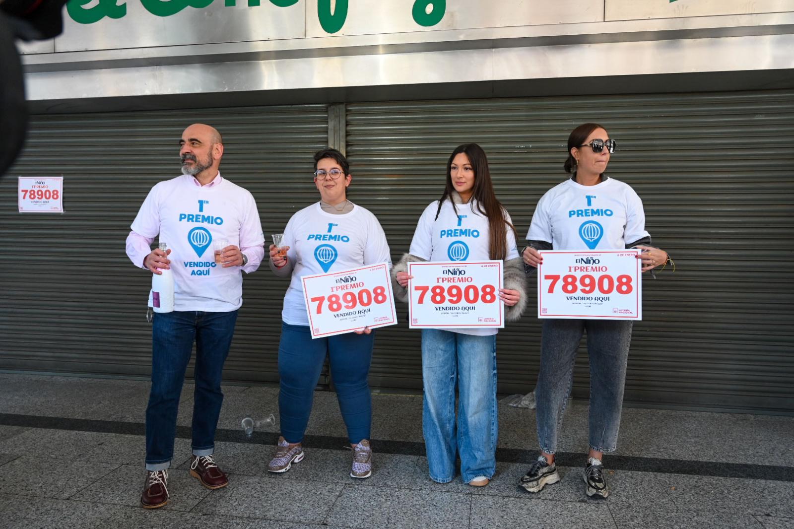 El primer premio del sorteo extraordinario de la lotería del Niño y que ha sido consignado íntegramente en la administración de El Corte Inglés de León ha estado muy repartido y vendido principalmente en ventanilla.