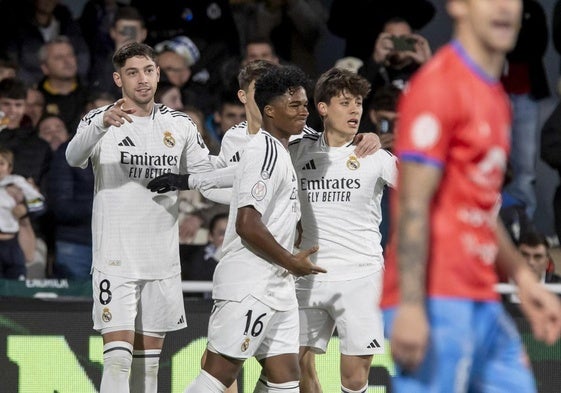 Fede Valverde, Endrick y Arda Güler celebran el tanto que abrió la goleada del Real Madrid en Cartagonova.