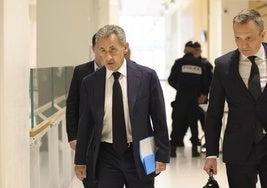 El expresidente francés Nicolas Sarkozy, este lunes en el Tribunal de París.