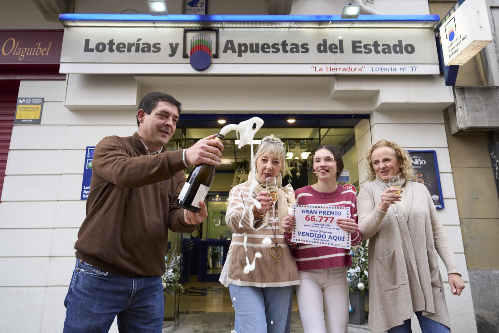 Los responsables de la administración 17 'La herradura' de Vitoria celebran la venta de treinta decimos del tercer premio de la lotería del Niño 