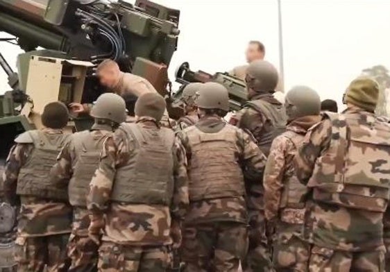 Soldados de la unidad ucraniana 'Ana de Kiev' durante una sesión de entrenamiento por parte del ejército francés.