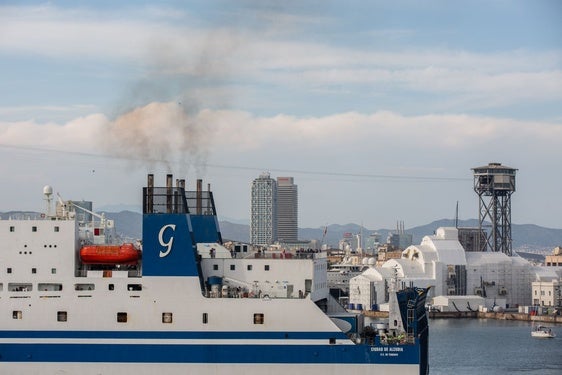 Un crucero atraca en Barcelona, ciudad que pidió la reducción del número de buques que recibía el puerto para mejorar sus datos de calidad del aire.