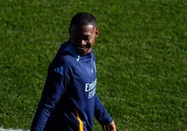 David Alaba sonríe durante un entrenamiento del Real Madrid.