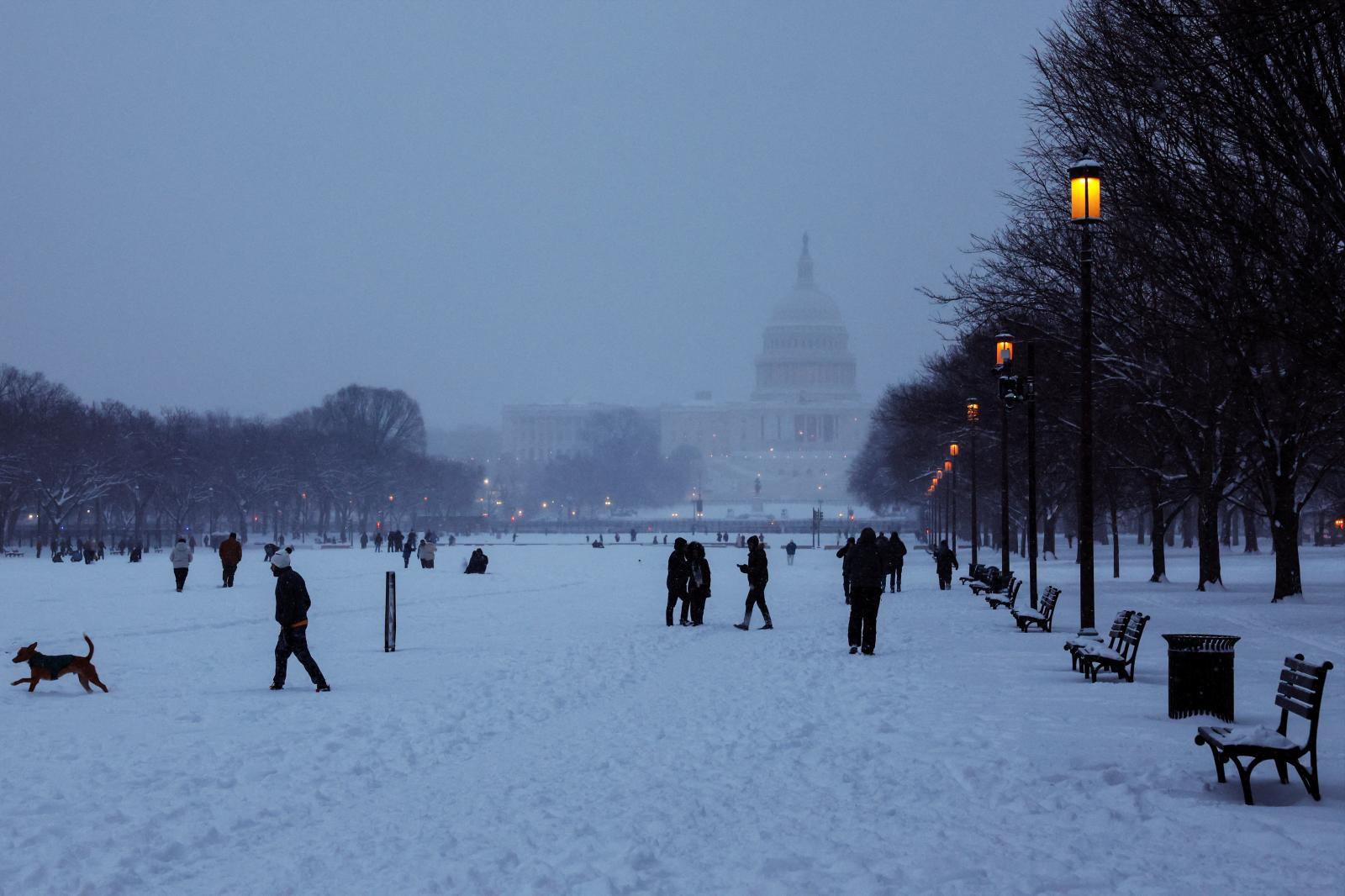 Una fuerte tormenta de nieve cubre de blanco a EE UU