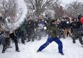 Una fuerte tormenta de nieve cubre de blanco a EE UU