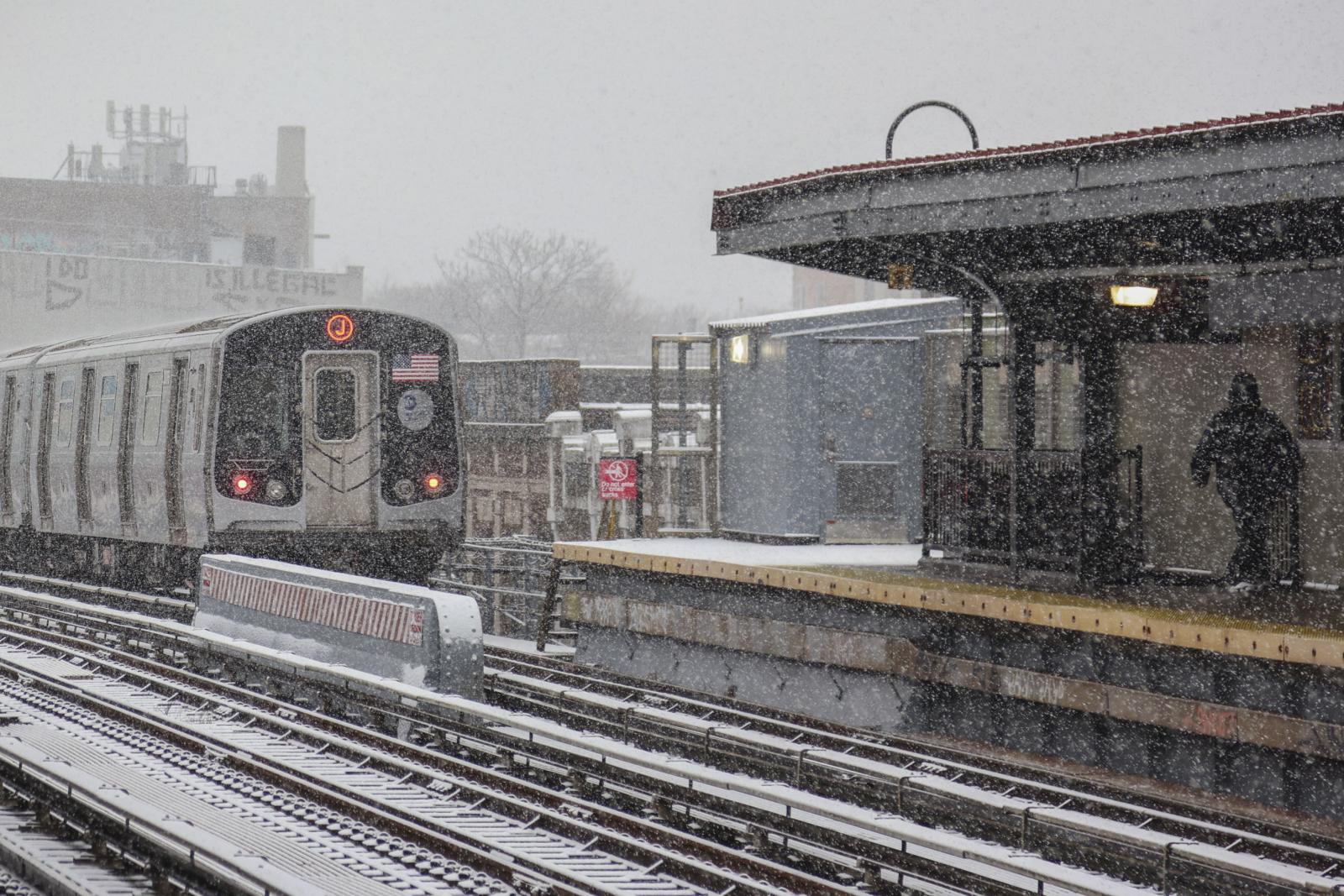 Una fuerte tormenta de nieve cubre de blanco a EE UU