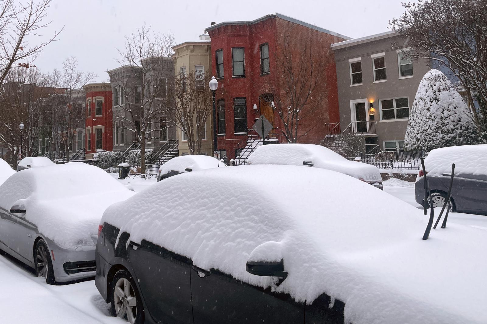 Una fuerte tormenta de nieve cubre de blanco a EE UU