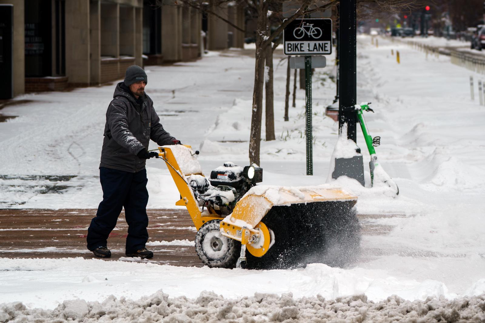 Una fuerte tormenta de nieve cubre de blanco a EE UU