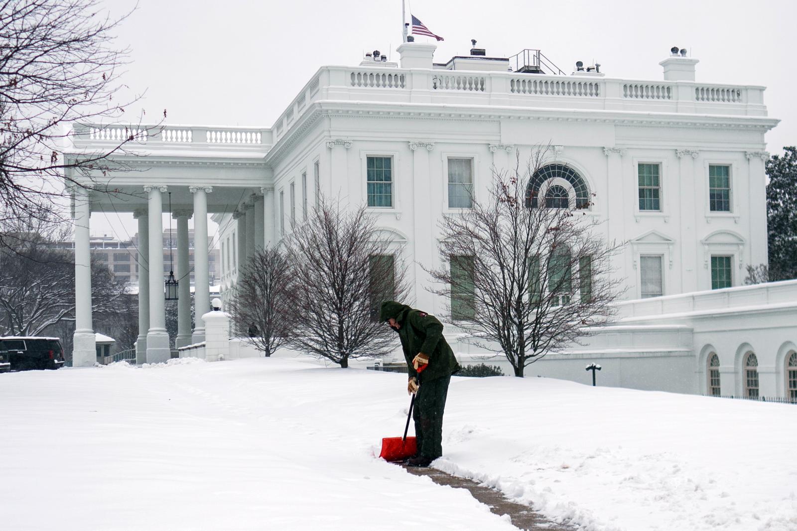 Una fuerte tormenta de nieve cubre de blanco a EE UU