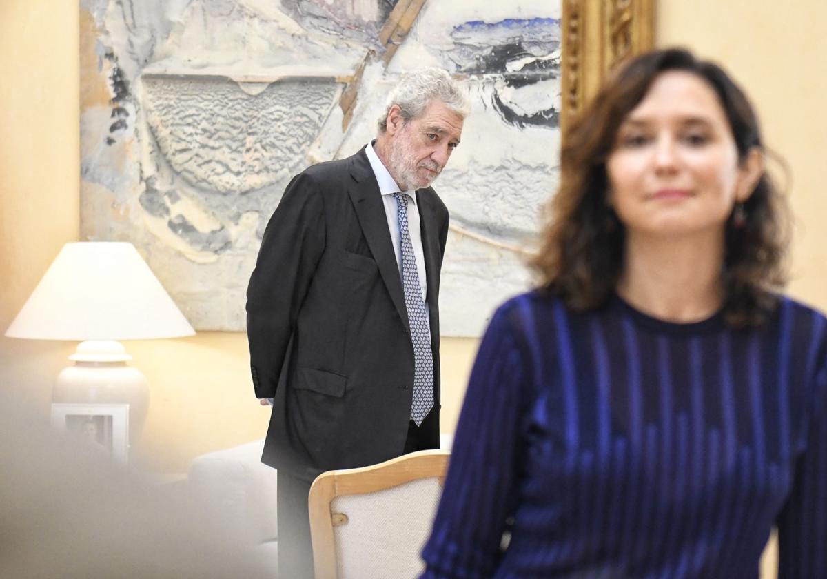 La presidenta de la Comunidad de Madrid, Isabel Díaz Ayuso, y el jefe de gabinete de Ayuso, Miguel Ángel Rodríguez, durante una reunión con la alcaldesa de Valencia