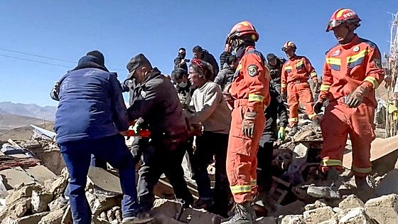 Un potente terremoto sacude el Tíbet y deja al menos 126 muertos y miles de casas destruidas