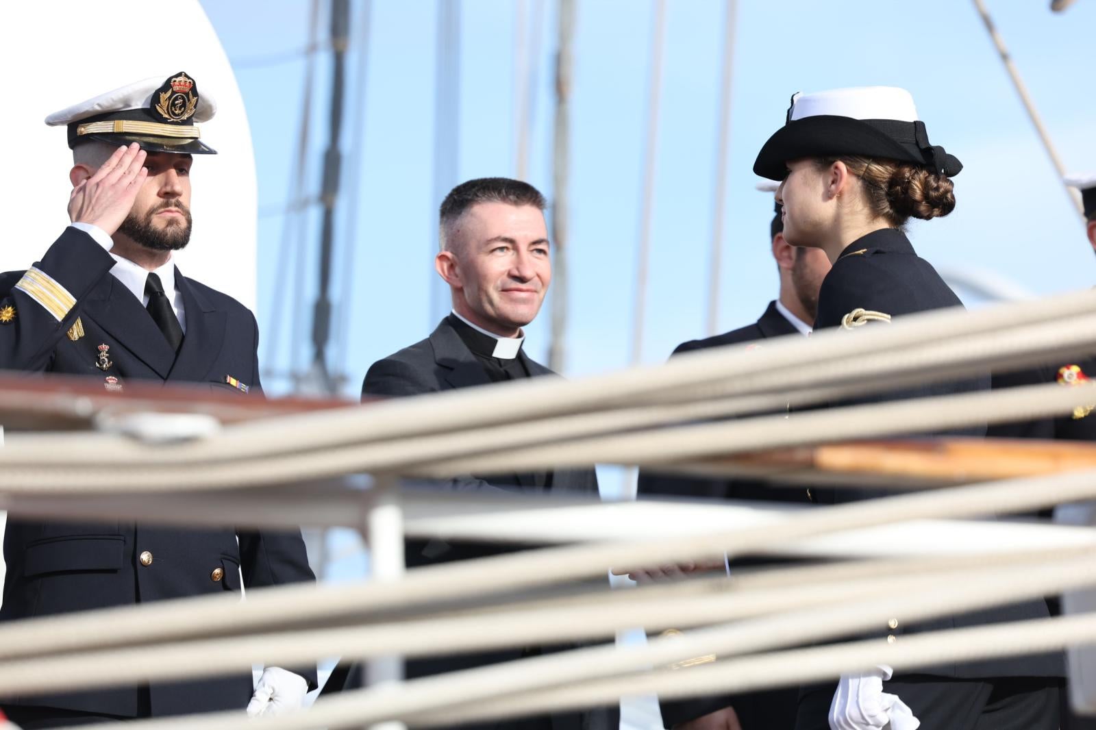 Imagen secundaria 1 - La Princesa Leonor embarca como guardiamarina en el Juan Sebastián Elcano