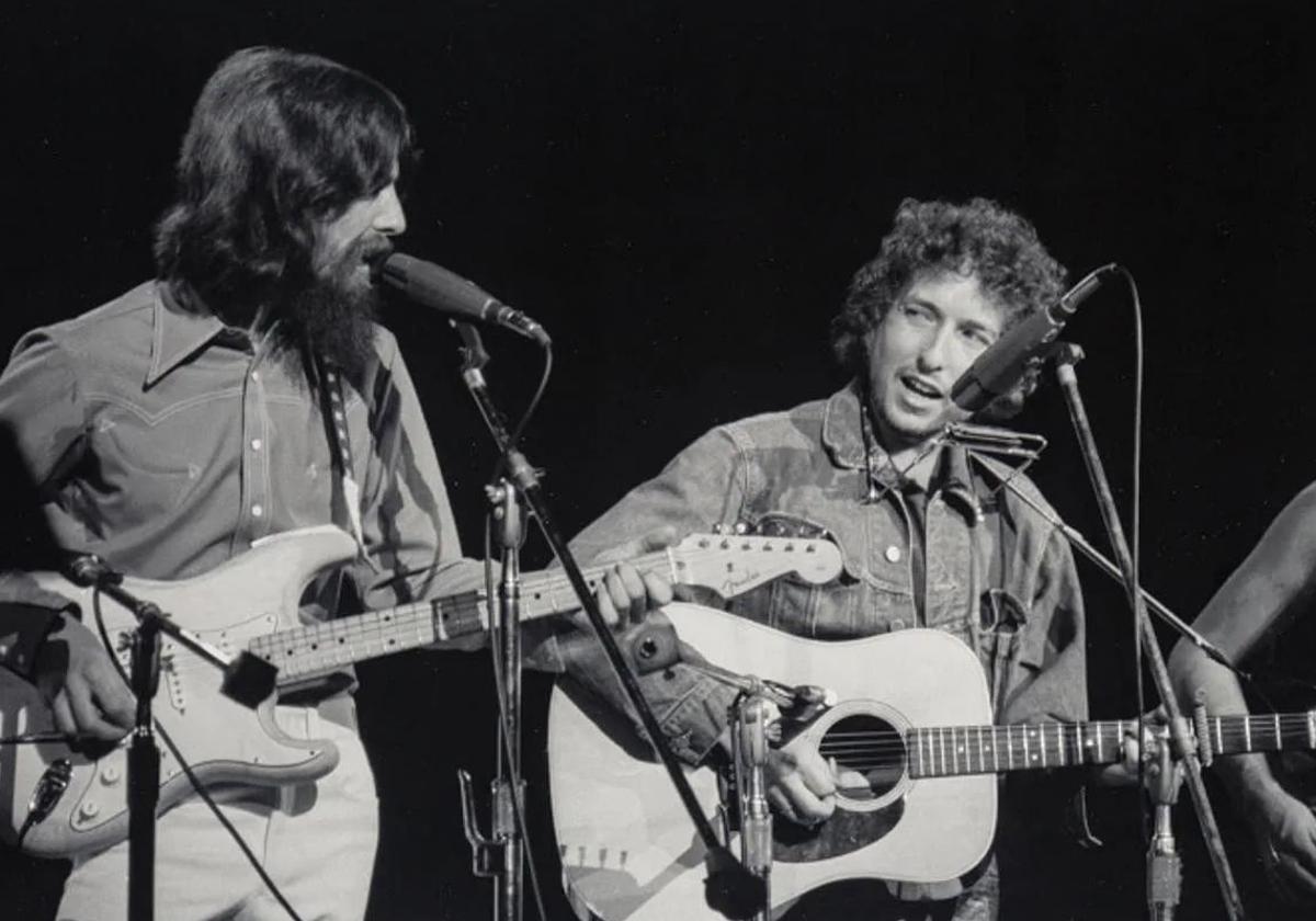 George Harrison y Bob Dylan, durante un concierto benéfico.