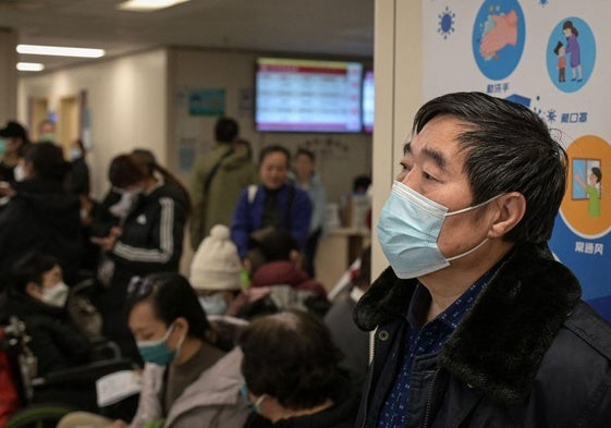 Pacientes con mascarillas esperan hoy en un hospital de Pekín.