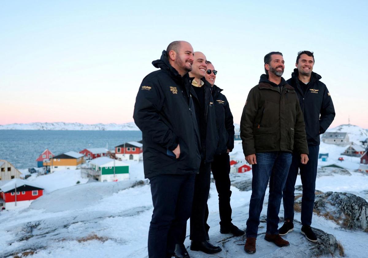 Donald Trump Jr. posa en la localidad de Nuuk durante la visita privada que ha realizado a Groenlandia.