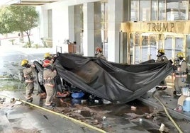 Bomberos retiran una lona después de apagar un Tesla Cybertruck que explotó frente al Hotel Trump en Las Vegas.