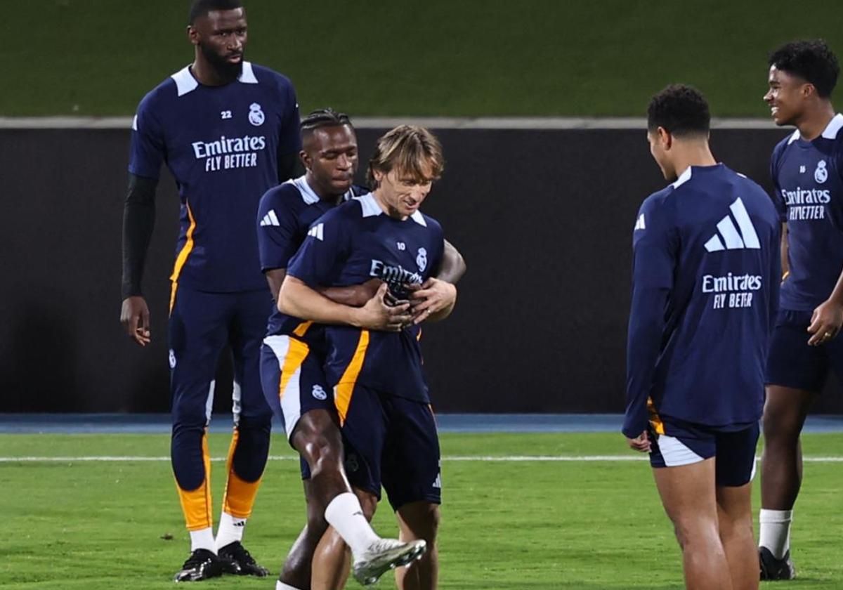 Vinicius sujeta a Modric durante el entrenamiento del Real Madrid previo al duelo con el Mallorca.