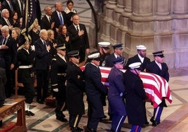 El ataúd del expresidente Jimmy Carter es trasladado durante su funeral de Estado en la catedral de Washington.