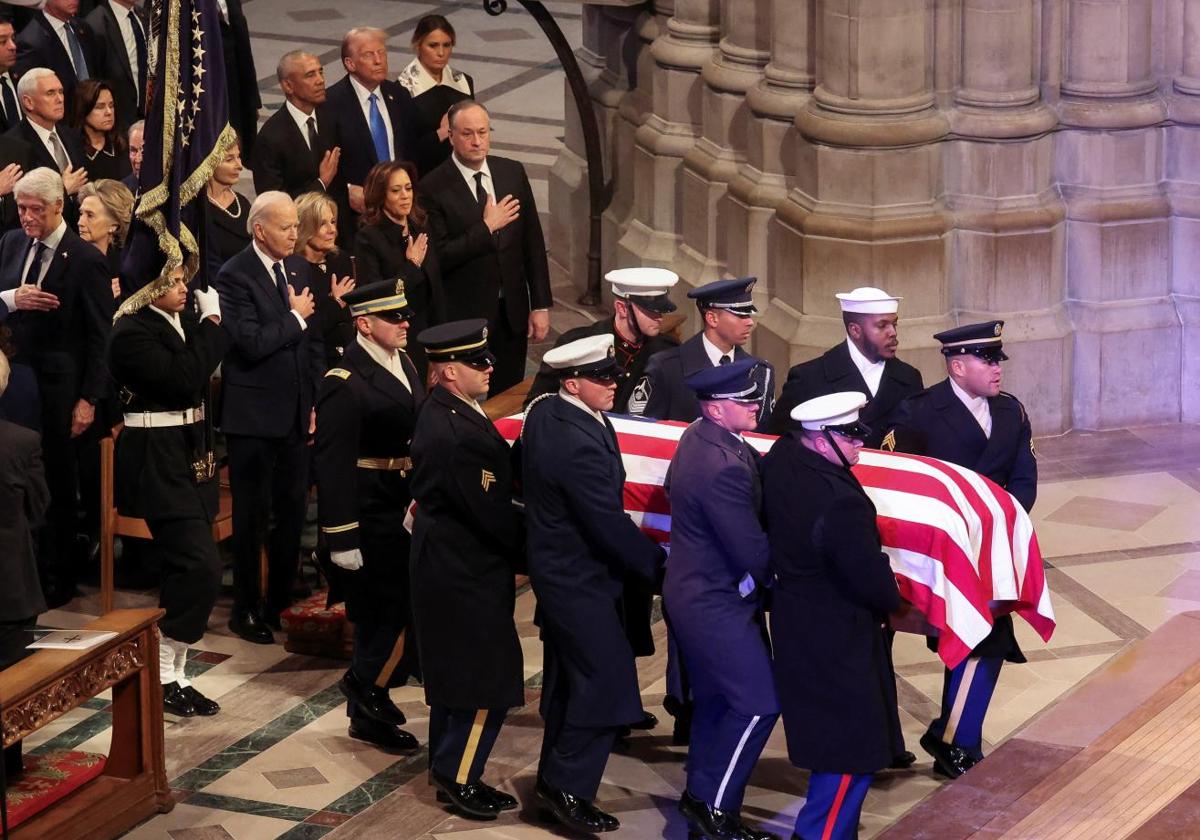 El ataúd del expresidente Jimmy Carter es trasladado durante su funeral de Estado en la catedral de Washington.