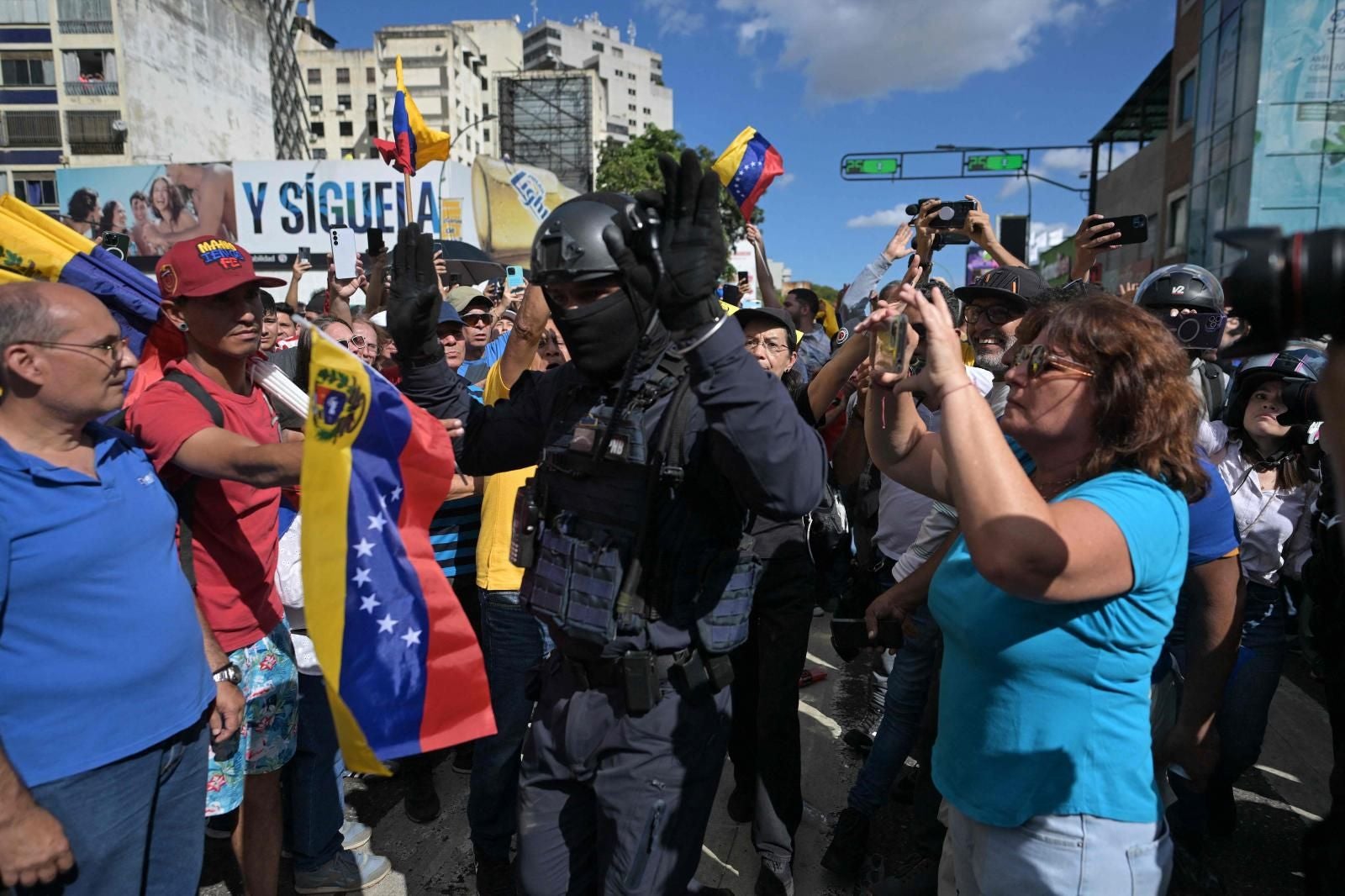 Fotografías: los opositores al chavismo se concentran en Caracas ante la presencia de las nuevas milicias civiles armadas