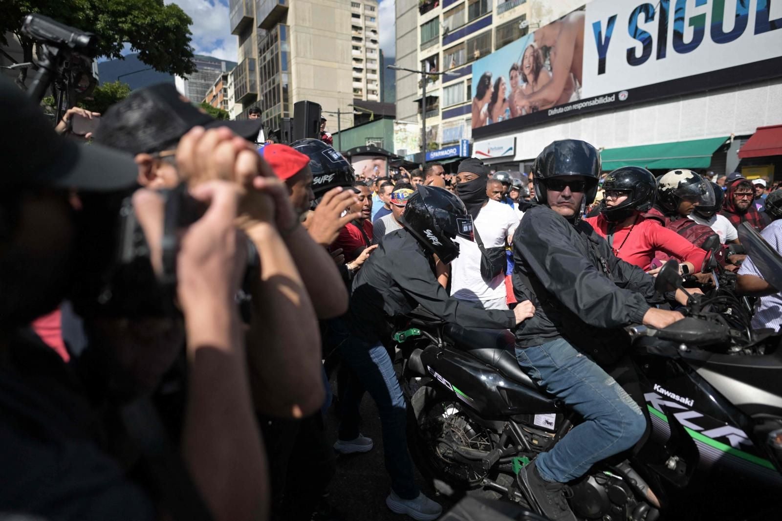 Fotografías: los opositores al chavismo se concentran en Caracas ante la presencia de las nuevas milicias civiles armadas