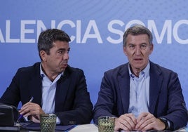 El presidente de la Generalitat Valenciana y del PP Valenciano, Carlos Mazón, y el presidente del Partido Popular, Alberto Núñez Feijóo, durante un encuentro de trabajo con alcaldes y cargos del PP de Valencia