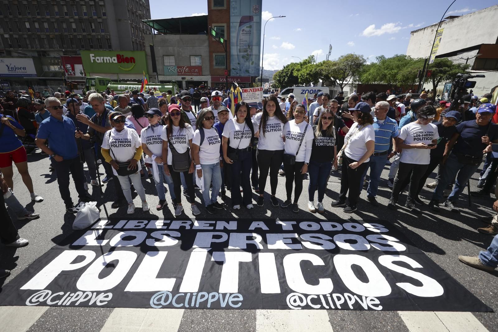 Fotografías: los opositores al chavismo se concentran en Caracas ante la presencia de las nuevas milicias civiles armadas