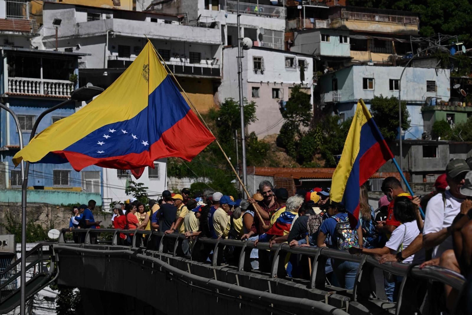 Fotografías: los opositores al chavismo se concentran en Caracas ante la presencia de las nuevas milicias civiles armadas